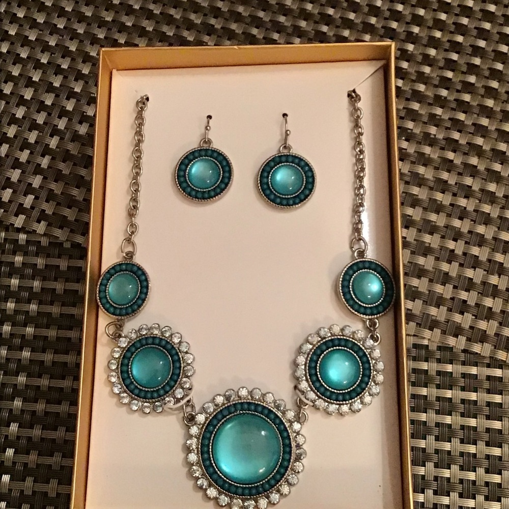 Beautiful two-piece turquoise necklace and earrings set.